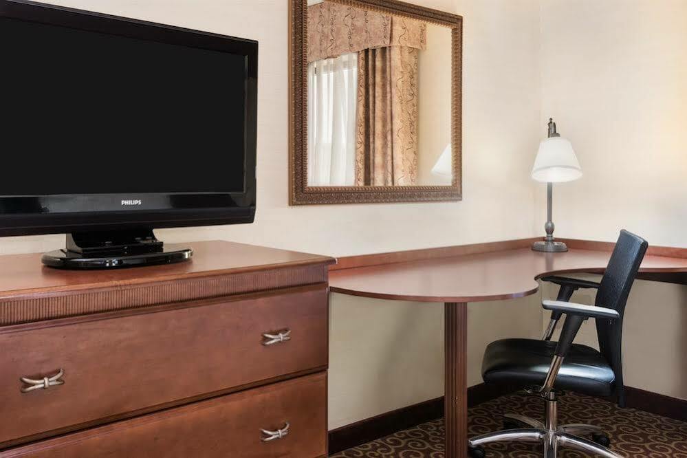 Hampton Inn Springfield South Enfield Exterior photo